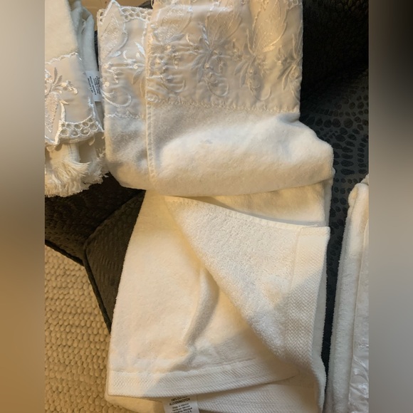 White Embroidered Fingertip and Body Towels, NWT, 2- Fingertip, 2- Body Towels - Picture 13 of 16